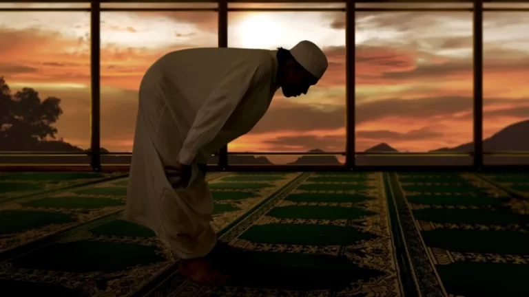 Viral Salah Lakukan Gerakan Shalat: Ini Kajian Fikihnya