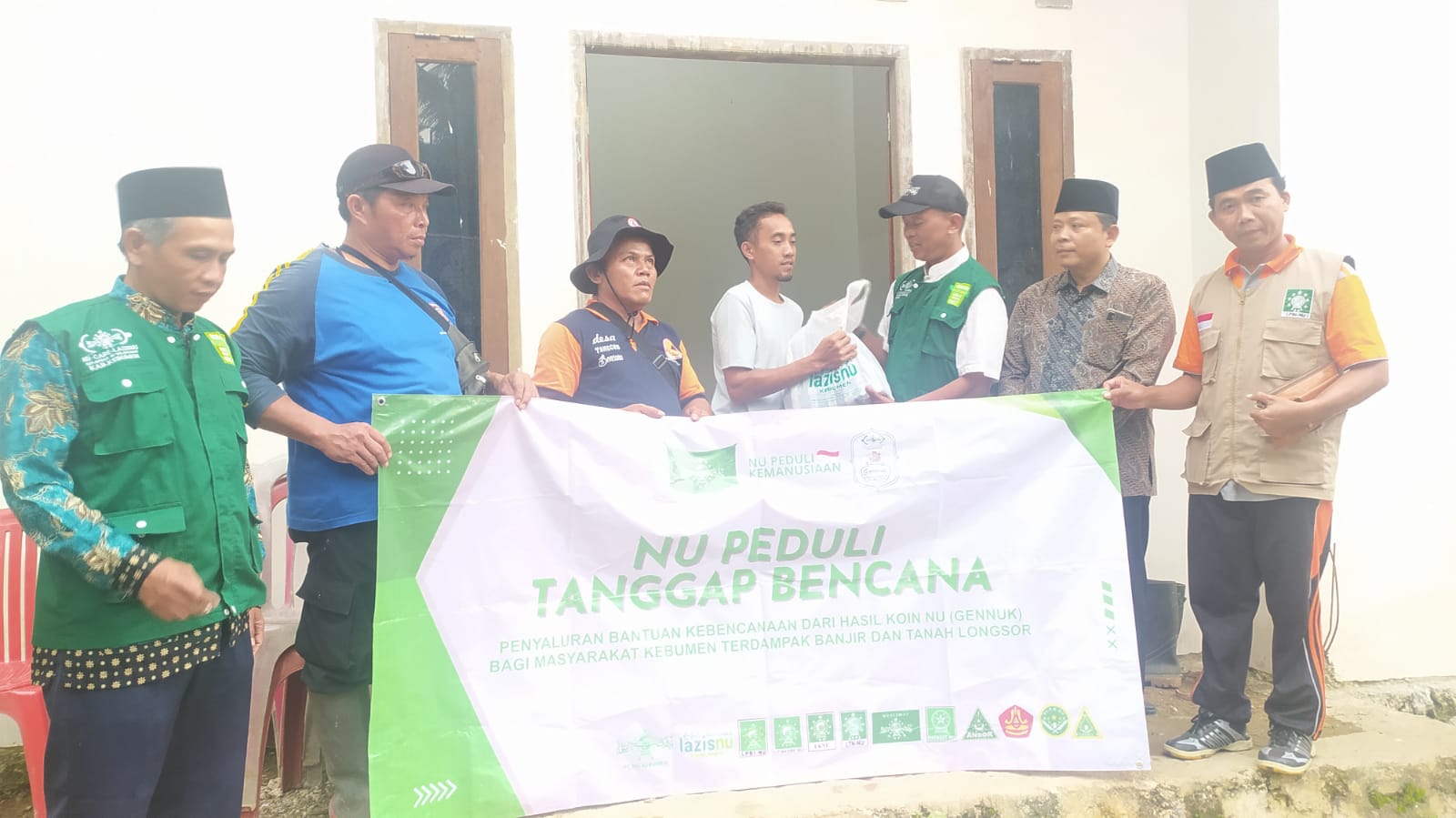 SERAHKAN SANTUNAN : Perwakilan NU Peduli PCNU Kebumen menyerahkan santunan kepada ahli waris korban meninggal akibat longsor di Desa Argopeni, Kecamatan Ayah, Kebumen, Jumat (4/11/2022).